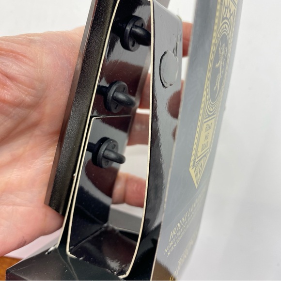 Game of Thrones House Lannister HEAR ME ROAR Pin With Box - Picture 4 of 9